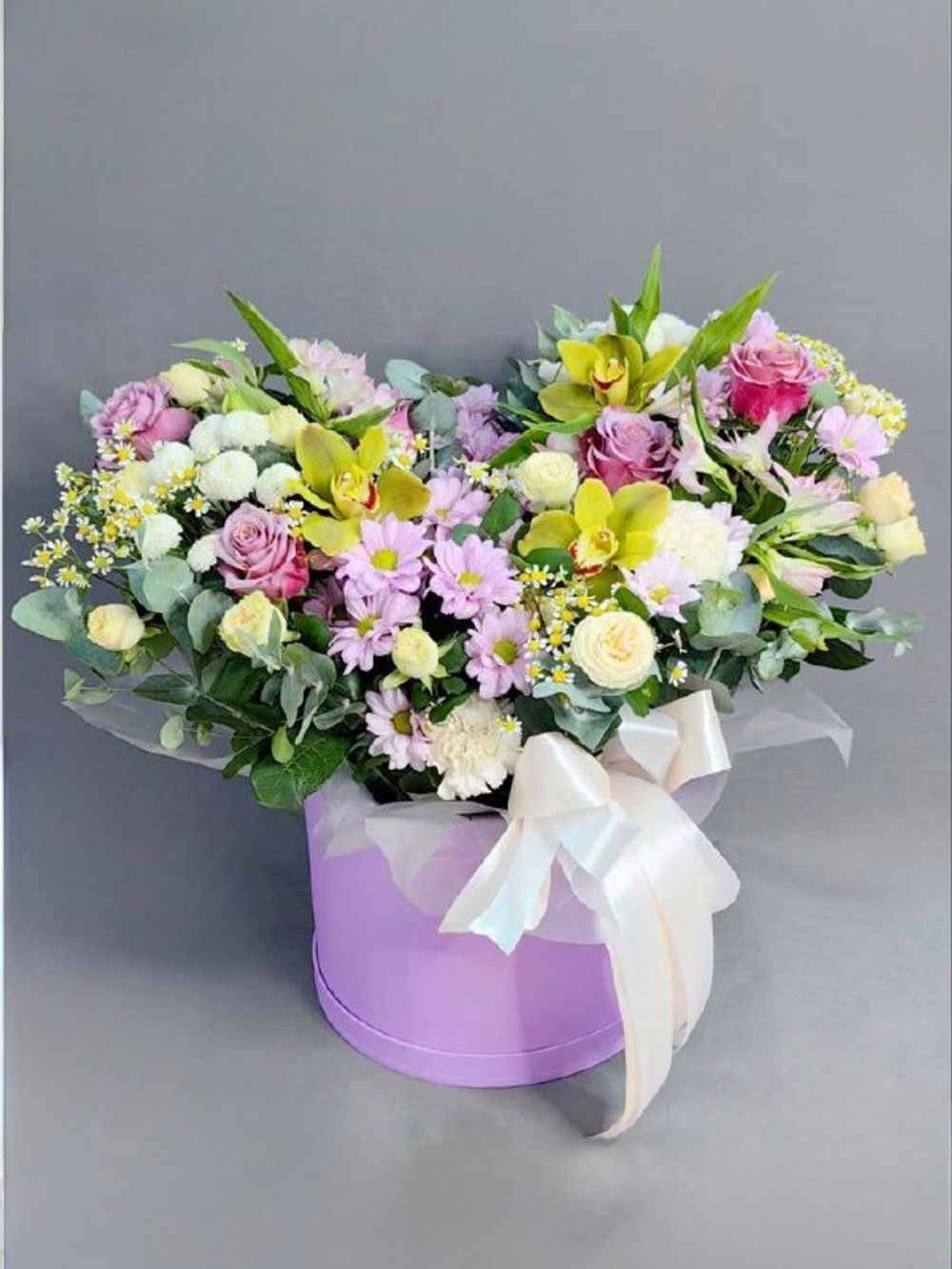 Шляпная коробка с цветами в сиреневой гамме