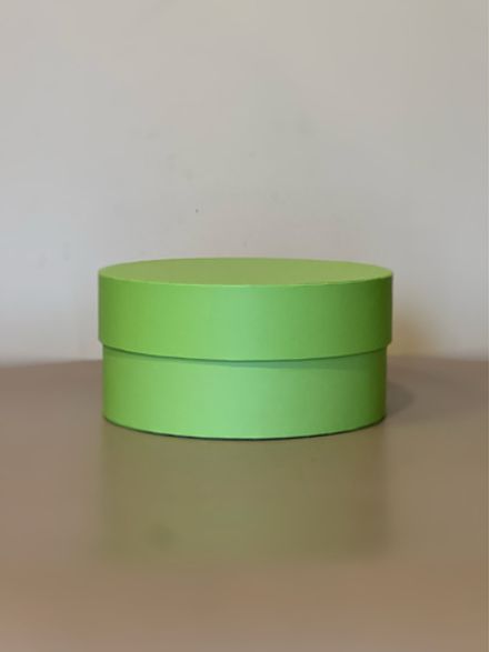 Короткая круглая коробка 16 см.  Цвет: зеленый. Розница 300 рублей .