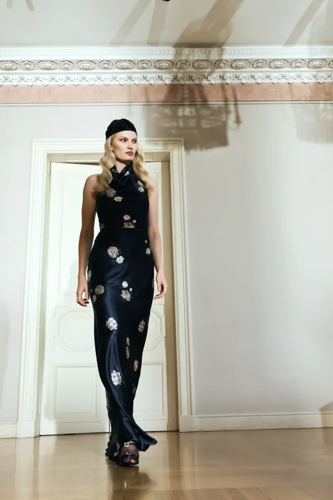 Esty maxi, платье макси из черного атласа с цветочным принтом