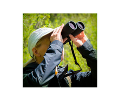 Мужчина с биноклем Nikon Prostaff