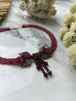 Колье "Бантик" ручной работы из бисера и камня гранат (альмандин)