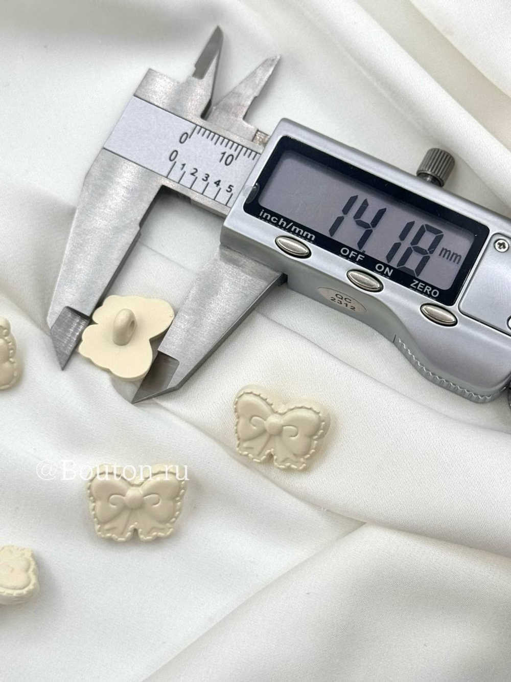 Пуговицы бантики пластиковые бежевые (молочные)