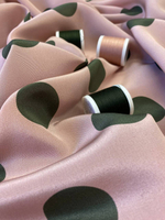 Шелк сиреневый в темно-зеленый горошек