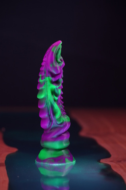 Фантазийный фаллоимитатор Mr. Viking, фиолетово-зеленый - 15 см