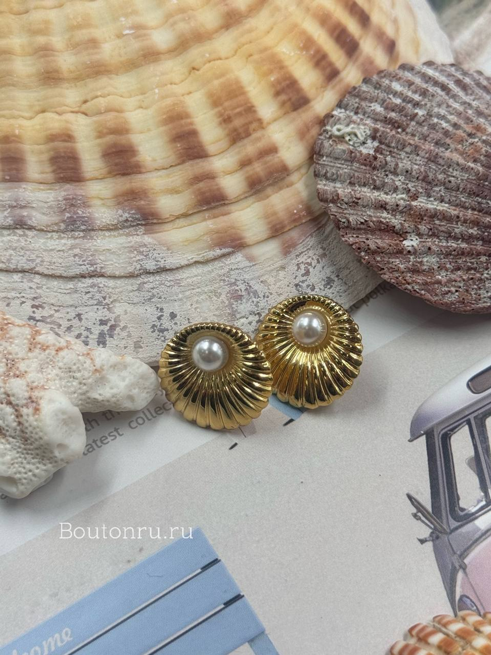 Серьги золотистые круглые рельефные с жемчужиной