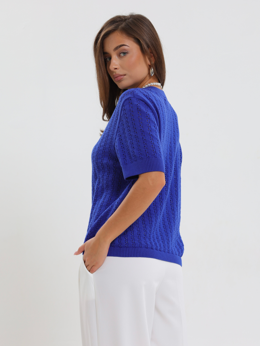 Ажурная футболка с вертикальными полосами