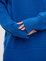 Свитер в цвете электрик