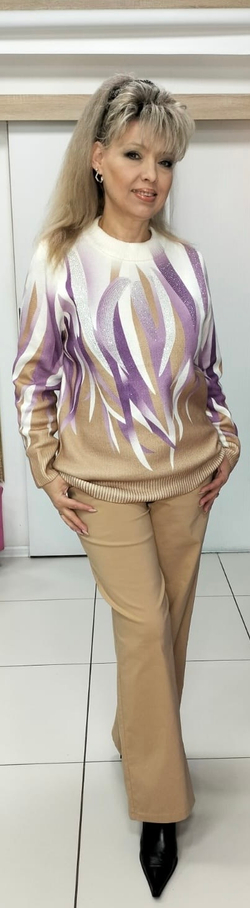 Джемпер с ярким принтом и стразами