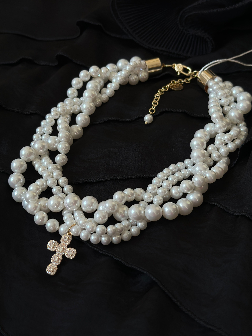 Колье "Одри" переплетеные нити белого жемчуга с крестом из цирконов, оттенок золото