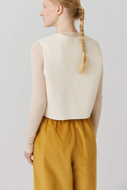 Жилет на двух завязках из молочного букле