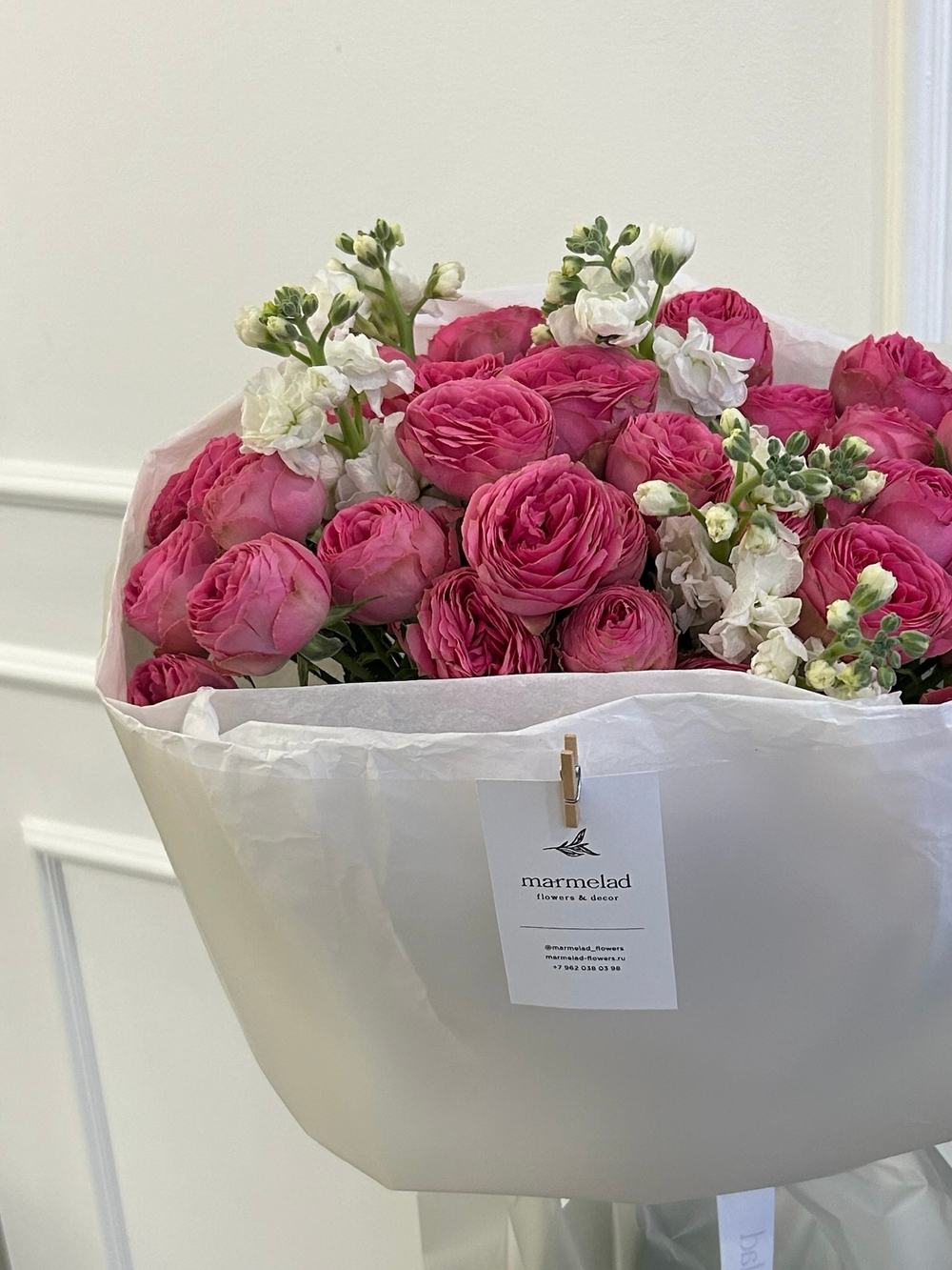 Букет из ярких кустовых пионовидных роз и маттиолы