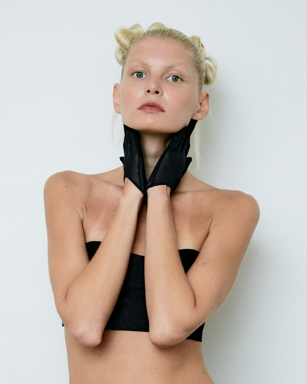 Перчатки из черной сетки короткие с вырезом