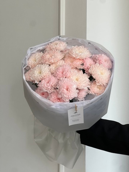 Букет из хризантемы в розовом и персиковом оттенках