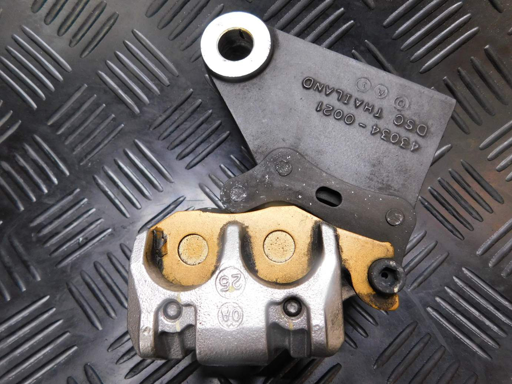 Суппорт заднего тормоза Kawasaki Ninja 250R (с кронштейном)