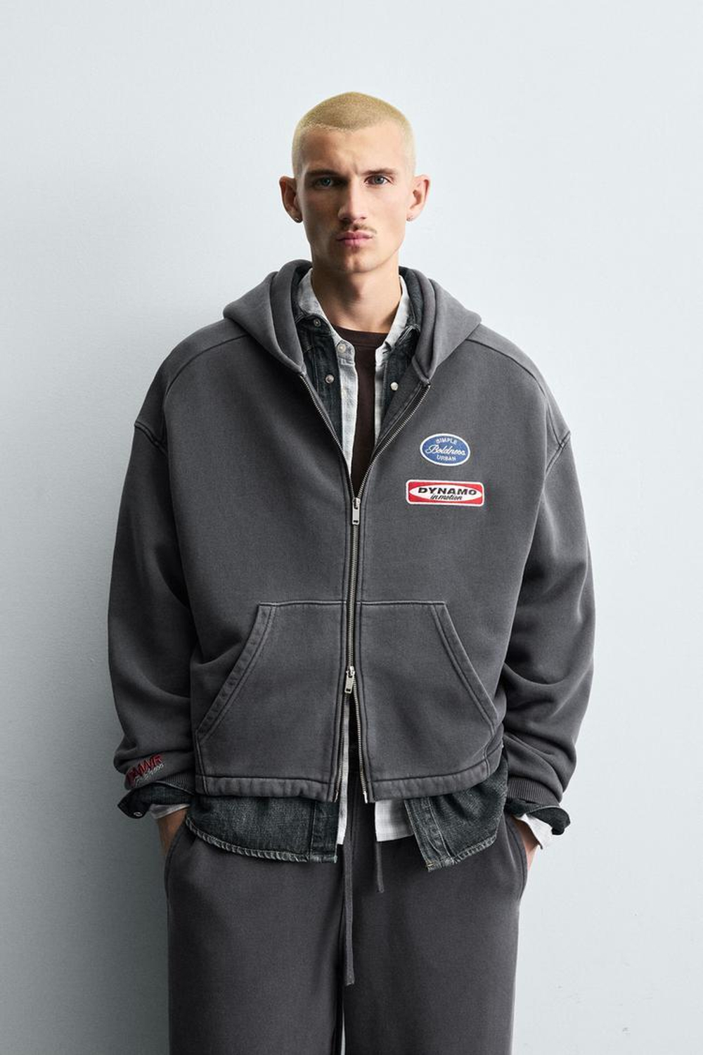 ZARA ХУДИ ИЗ ТКАНИ С ЭФФЕКТОМ ПОТЕРТОСТИ С НАШИВКАМИ, АНТРАЦИТОВО-СЕРЫЙ