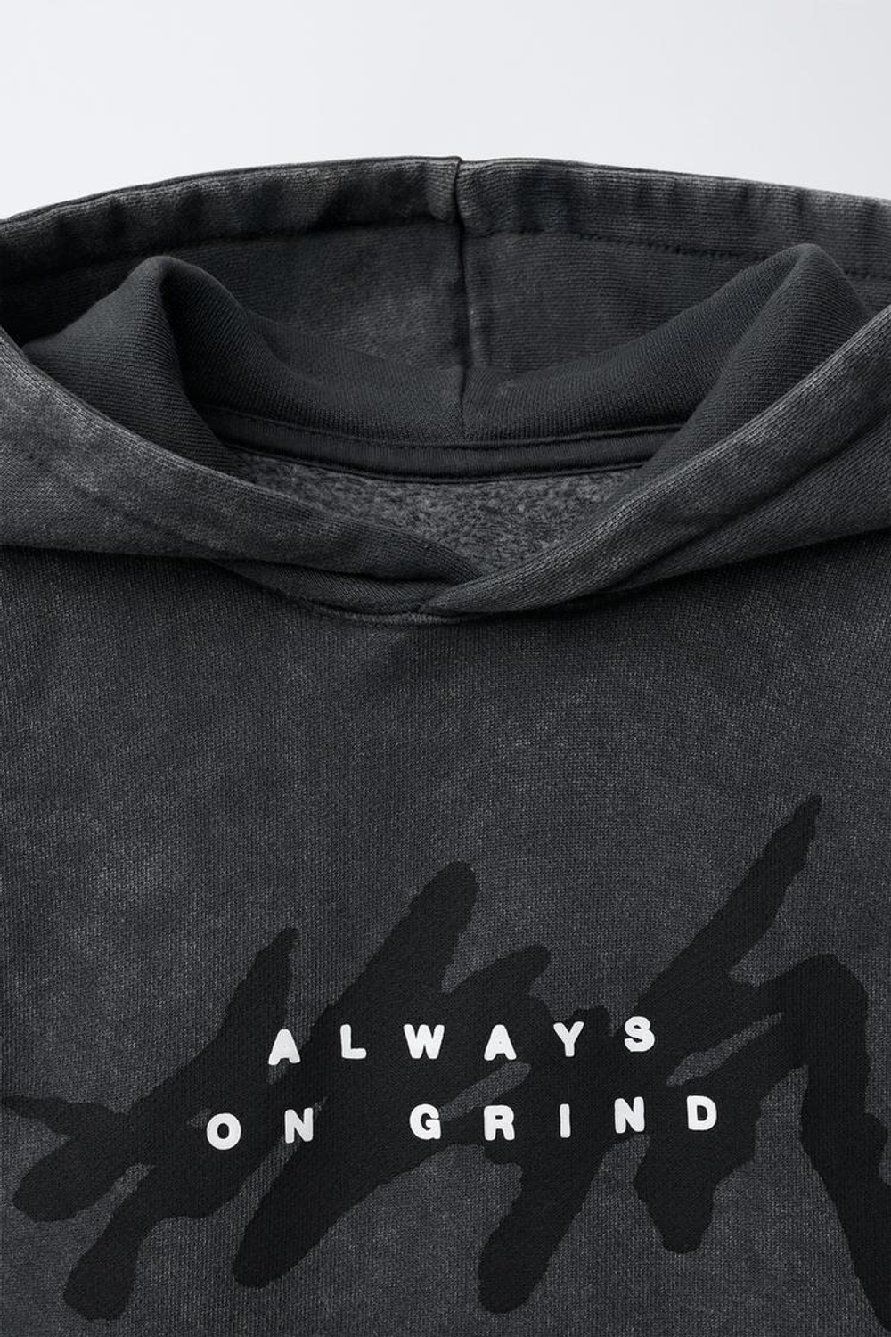 ZARA ХУДИ С ЭФФЕКТОМ ПОТЕРТОСТИ И ПРИНТОМ «ГРАФФИТИ», ТЕМНЫЙ АНТРАЦИТ