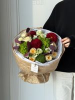 Букет из гортензии, георгин, эвкалипта и кустовых пионовидных роз