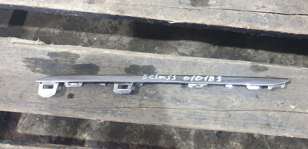 Молдинг решетки радиатора Mercedes E Coupe (C238) 16-21 Б/У Оригинал A2388880900