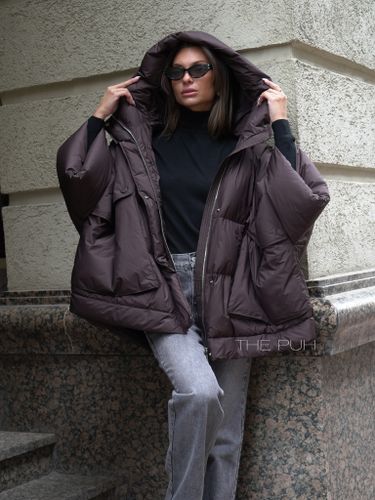 Объемный коричневый пуховик-накидка