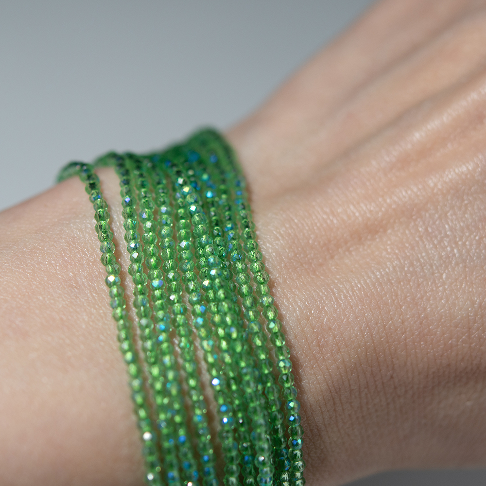 Шпинель синтетическая с эффектом иризации, оттенок "Яблоко", 2мм, шар, микроогранка