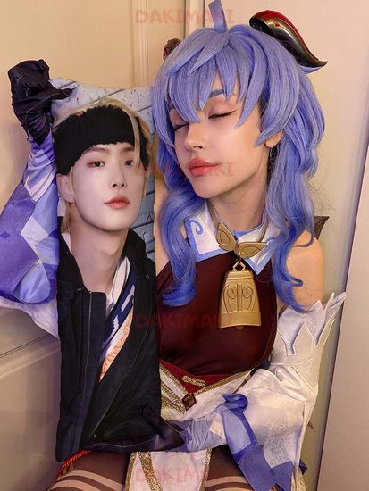 Мини дакимакура Сон Минги из Эйтиз арт. M1063, 60х20 см