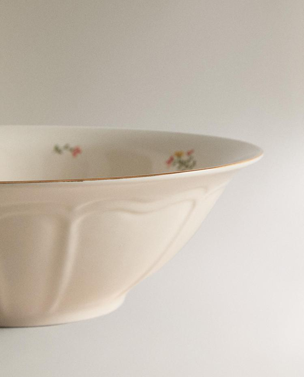 ZARA HOME САЛАТНИЦА ИЗ ФАРФОРА С ЦВЕТОЧНЫМ УЗОРОМ, КРЕМОВЫЙ