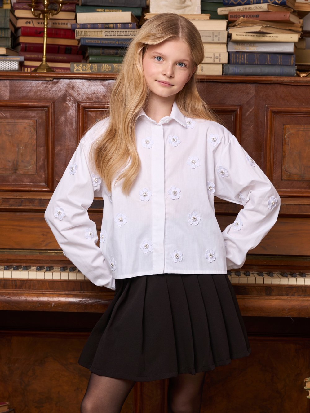 Рубашка для девочки белая с цветочками укороченная