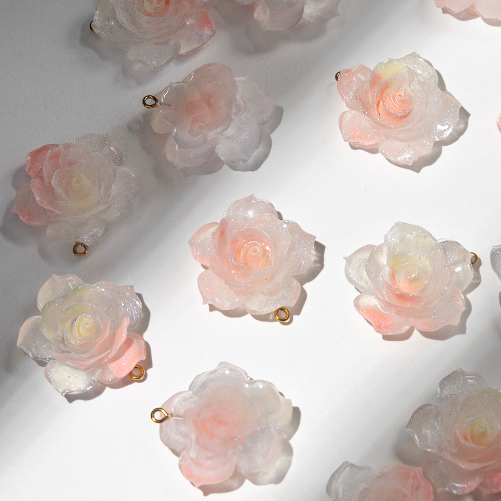 Подвеска "Роза", 33*34мм, розово-кремовая, акрил