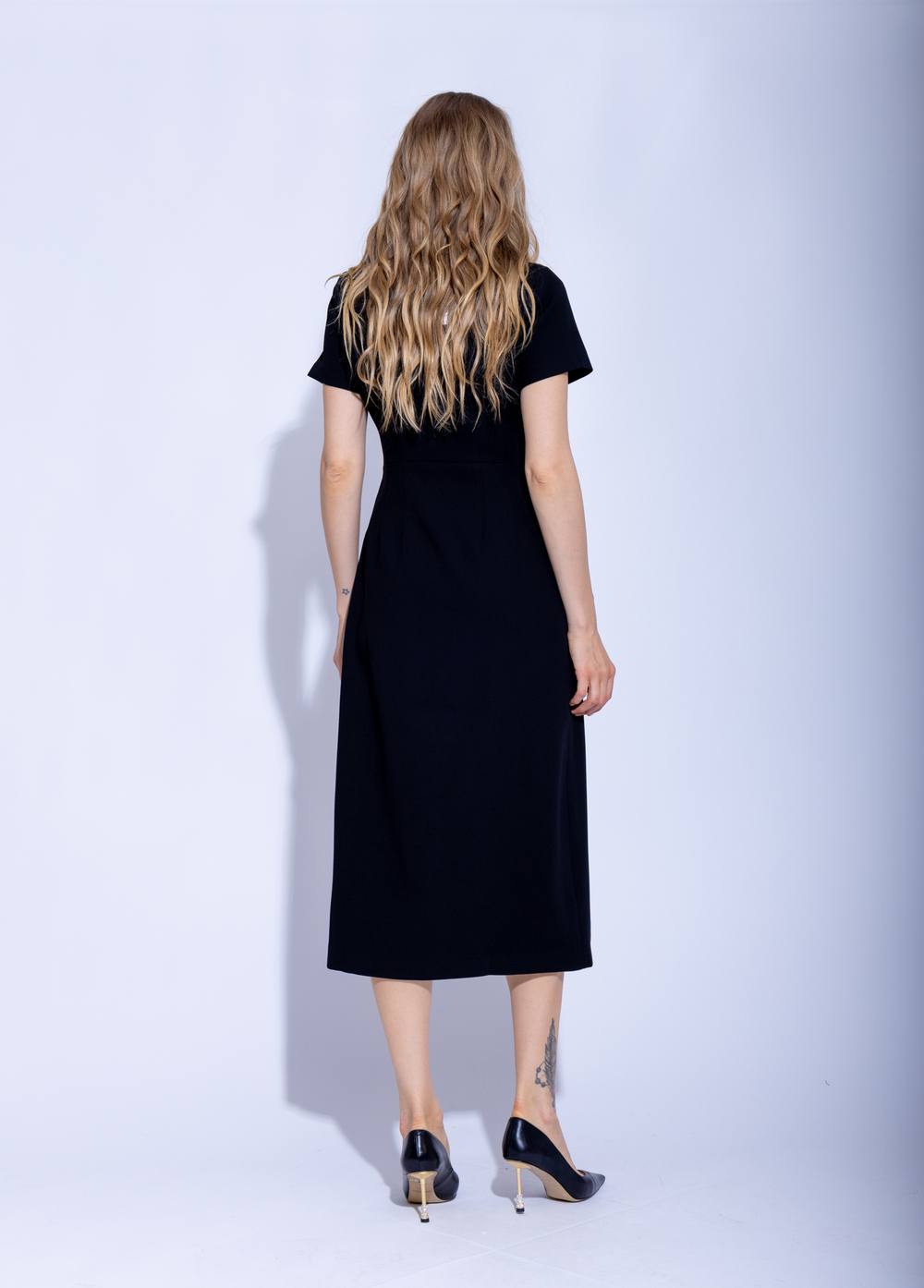 Женское чёрное платье миди на пуговицах