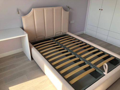 Розовая кровать с мягким изголовьем