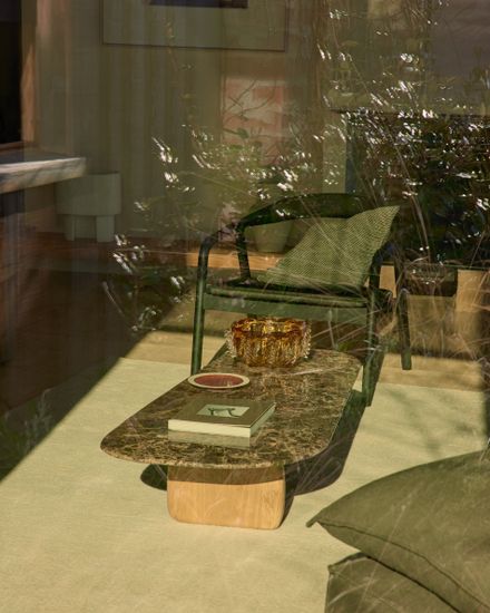 Журнальный столик Pirita из коричневого мрамора с ножками из дуба с натурально отделкой, 147 x 65 см