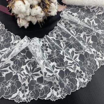 Вышивка на сетке белая 23 см