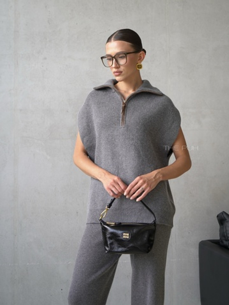 Темно-серый костюм из жилета и брюк