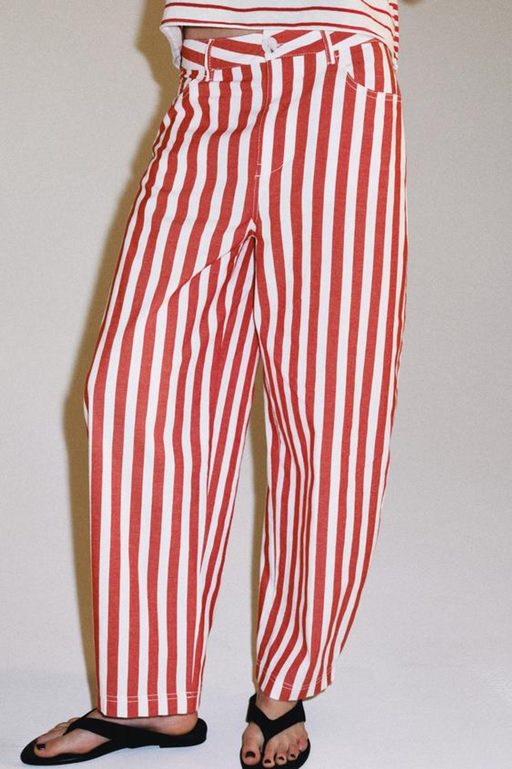 ZARA ЗАУЖЕННЫЕ ДЖИНСЫ В ПОЛОСКУ — ZW COLLECTION, КРАСНЫЙ/БЕЛЫЙ