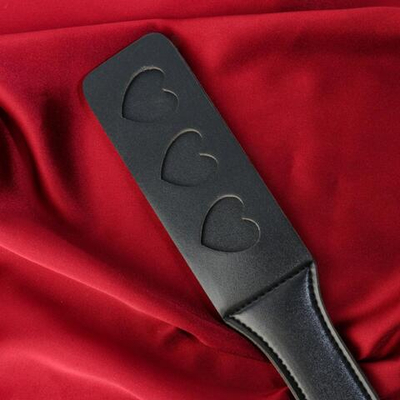 Черная кожаная шлепалка Сердечки - 32 см. (Цвет: черный)