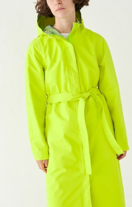 Плащ из мембраны с проклеенными швами лимонный