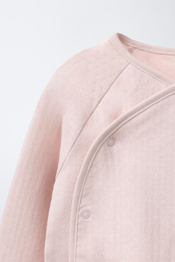 ZARA КОМПЛЕКТ ИЗ ФУТБОЛКИ И ЛЕГИНСОВ С РЕЛЬЕФНЫМ УЗОРОМ, ЦВЕТ РОЗОВОГО ДЕРЕВА