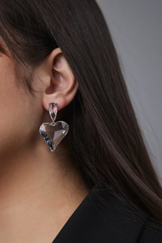 Серьги пусеты из прозрачных кристаллов капля и сердце, оттенок серебро