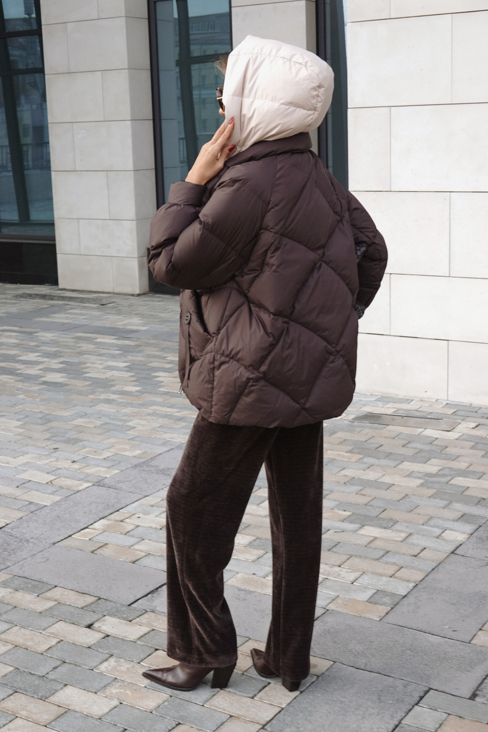 Пуховик средней длины с декором на карманах