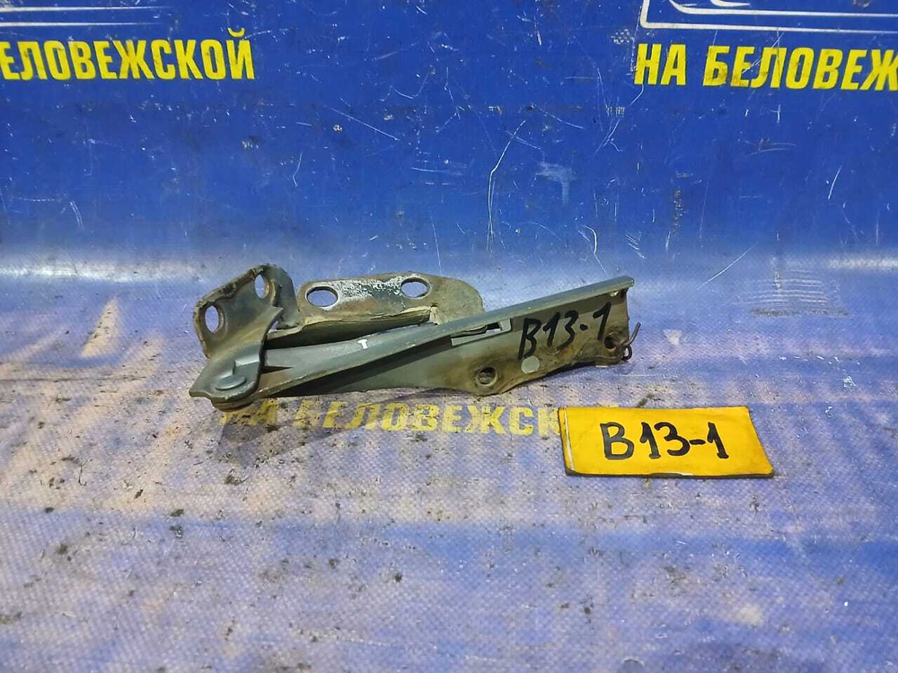 Петля капота правая NISSAN SUNNY 1990