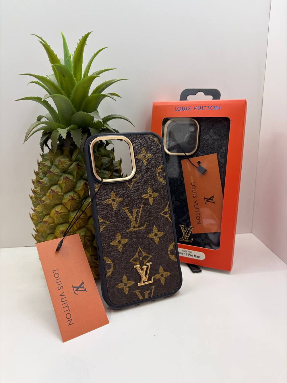Накладка LOUIS VUITTON для iPhone 16 Pro