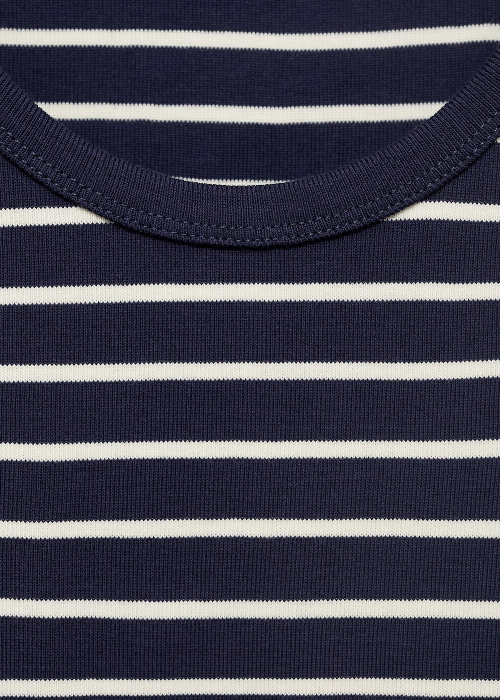 Хлопковая футболка в полоску с декольте