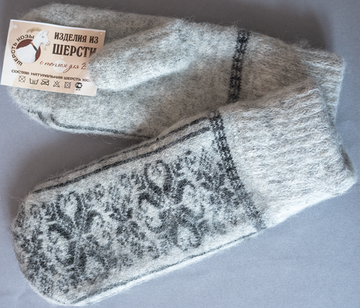 Варежки с узором серые