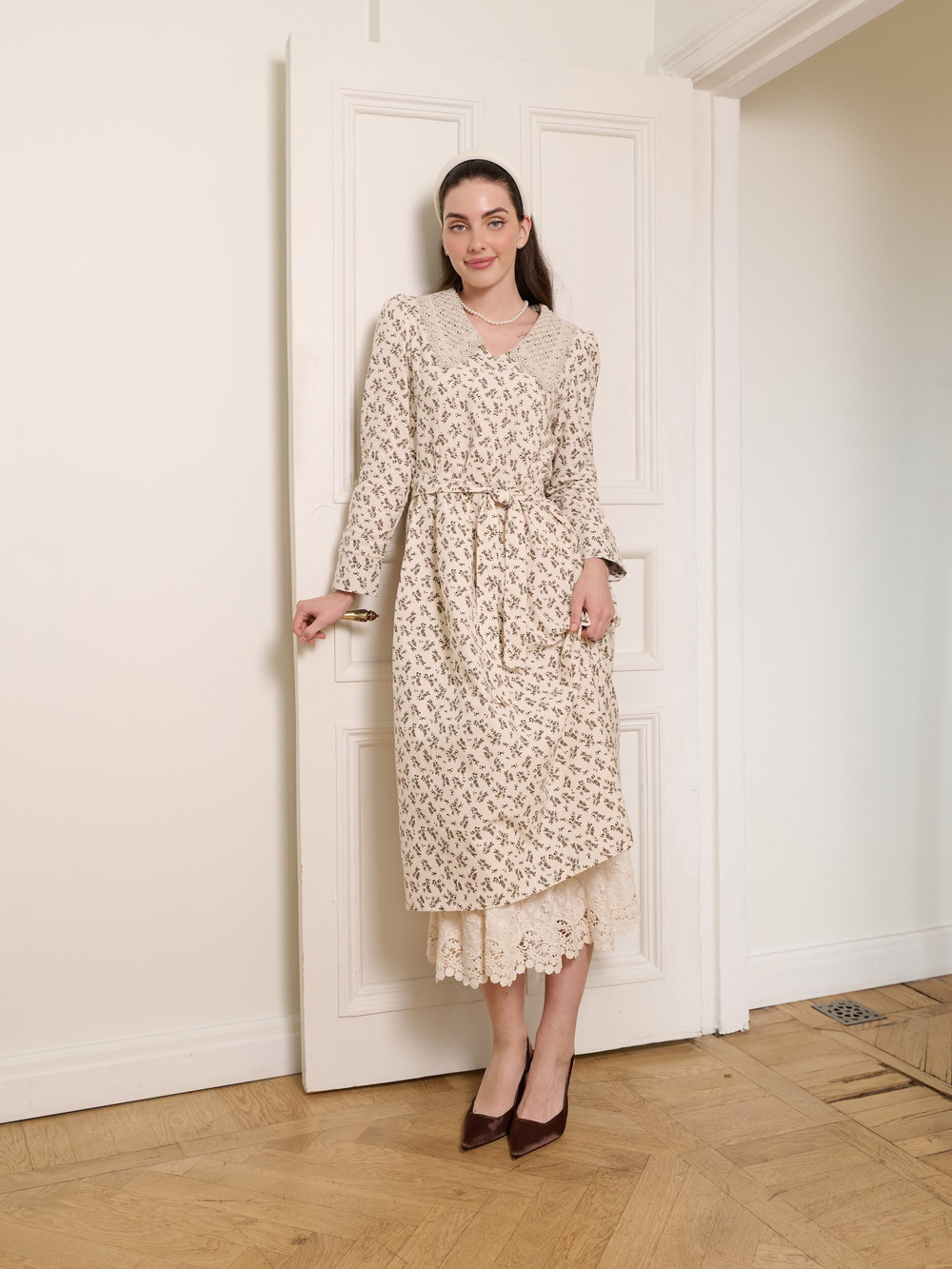 Платье с кружевным воротником