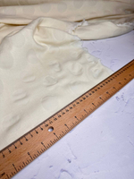 Плательно-костюмный жаккардовый сирсакер с узором (88%шерсть/10%полиамид/2%эластан, Бежевая слоновая кость/крупные круги в тон, 125, 232 гр/м2)