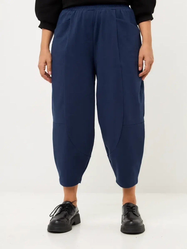 Брюки бананы трикотажные с декоративными швами индиго