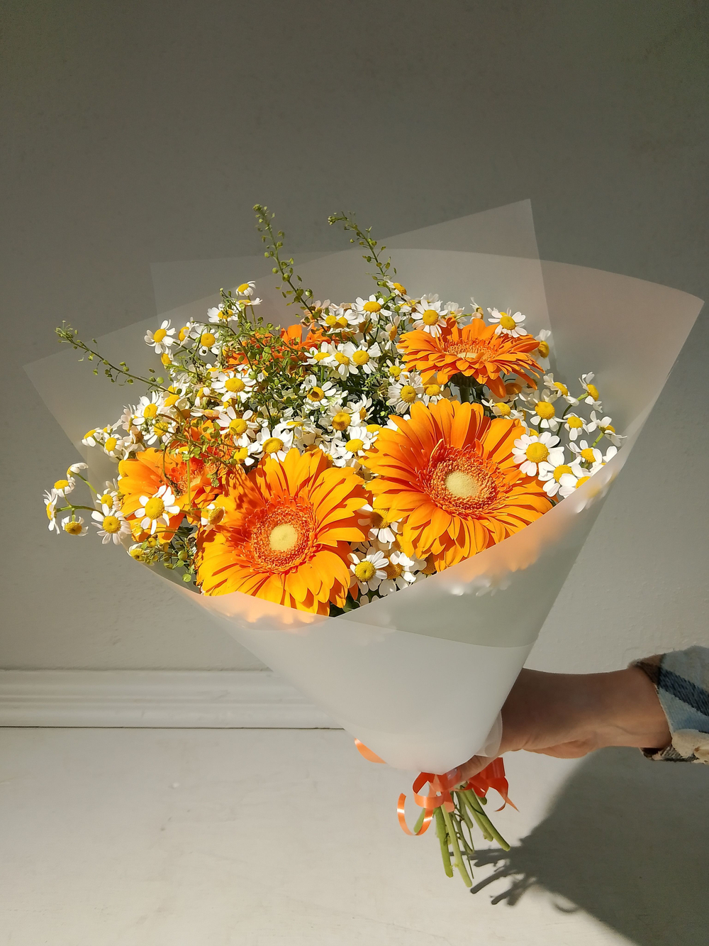 Летний солнечный букет с танацетумом и ароматными пионами Сара Бернард (С0034)