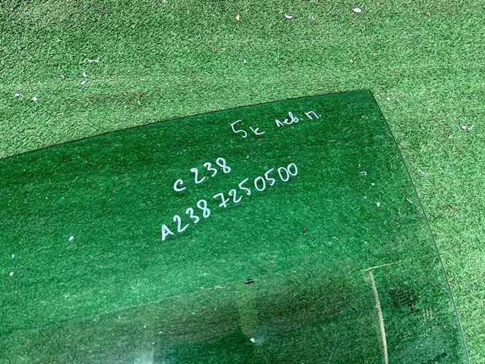 Стекло двери переднее левое Mercedes E C238 16-23