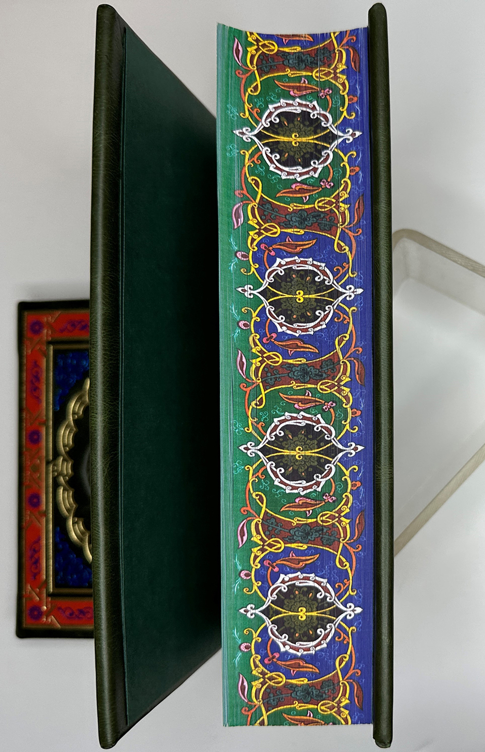 «Коран» Перевод Смыслов. Комент.Э.Кулиева. М.: ЭКСМО, 2022 г. Подарочное издание