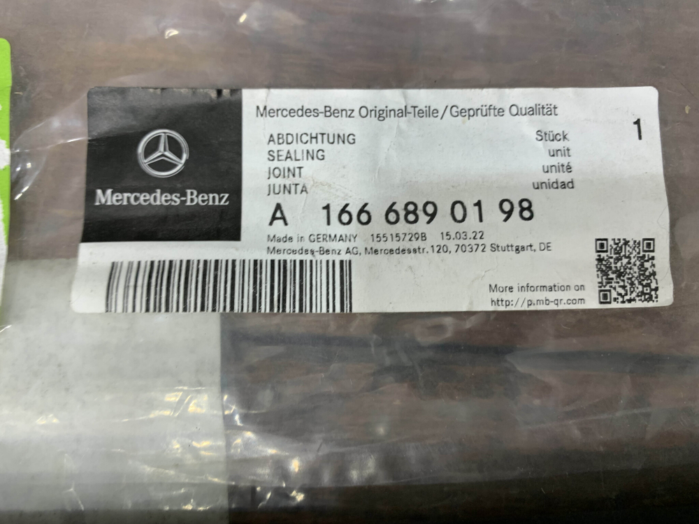 Уплотнитель радиатора нижний GL GLS (X166) Новый Оригинал A1666890198